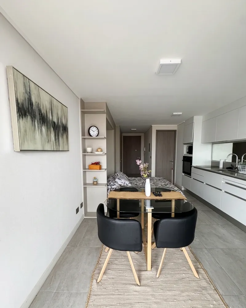 Vista completa del estudio desde la entrada, con la cocina al fondo